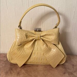 Isabella Fiore Yellow Shoulder Bag with Elegant Design